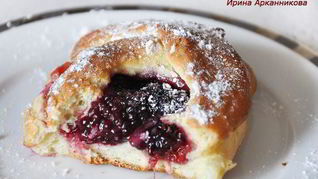 Дрожжевые булочки с ежевикой
