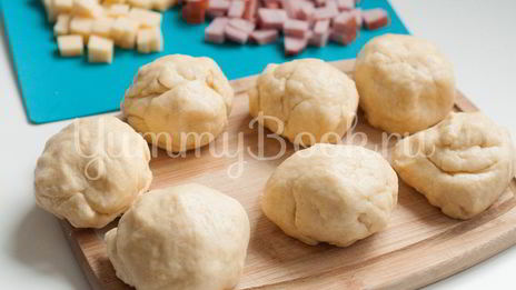 итальянские булочки данубио с сыром и ветчиной