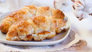 Круассаны с творожным кремом и абрикосовым конфитюром