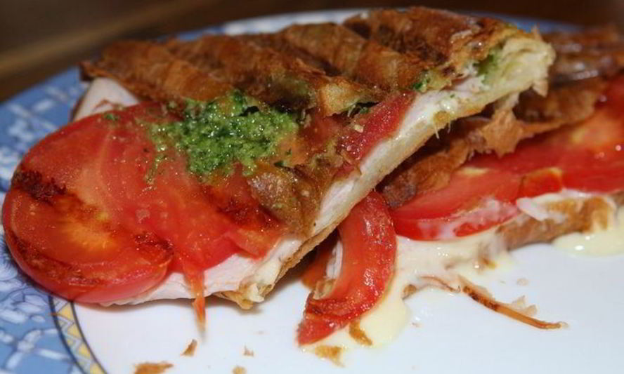 Рецепт круассанов с ветчиной, сыром и помидорами