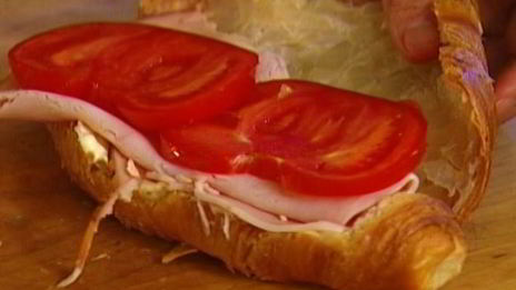 круассаны с ветчиной, сыром и помидорами