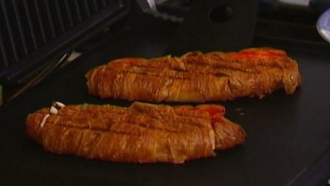 круассаны с ветчиной, сыром и помидорами