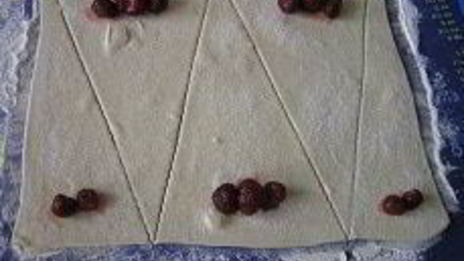 круассаны с земляникой, ежевикой и шоколадом