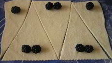 круассаны с земляникой, ежевикой и шоколадом