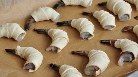 мини-круассаны с креветками и прошутто