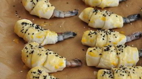 мини-круассаны с креветками и прошутто