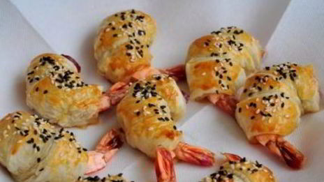 мини-круассаны с креветками и прошутто