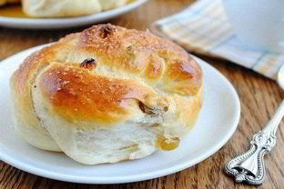 Мягкие пряные булочки с изюмом