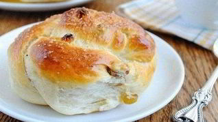 Мягкие пряные булочки с изюмом