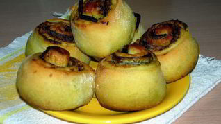 Пикантные булочки с начинкой из песто и баклажанов