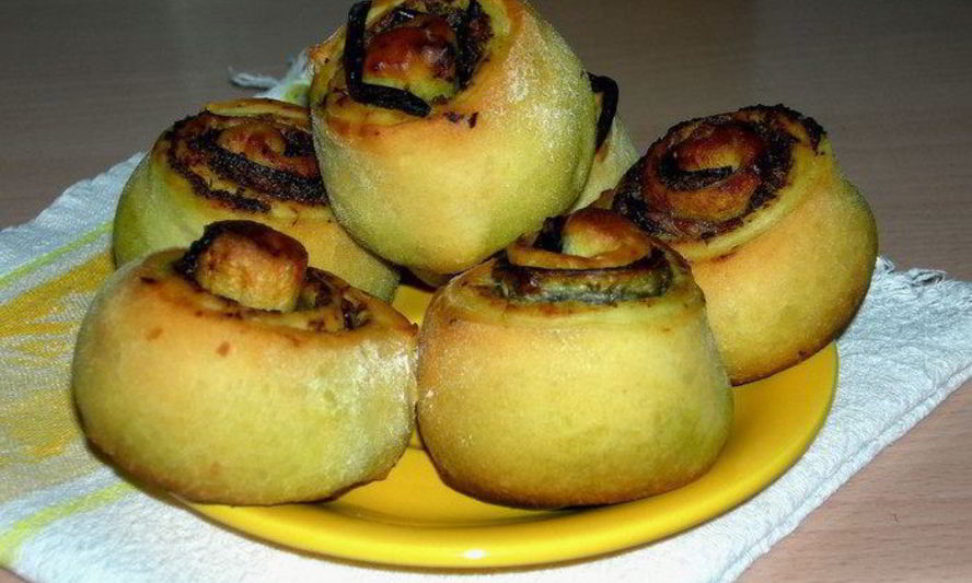 Рецепт пикантных булочек с начинкой из песто и баклажанов