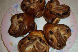 Плюшки с изюмом и корицей