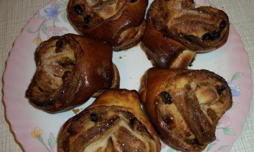Рецепт плюшек с изюмом и корицей