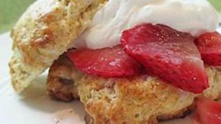 Рассыпчатые булочки на кефире с клубникой