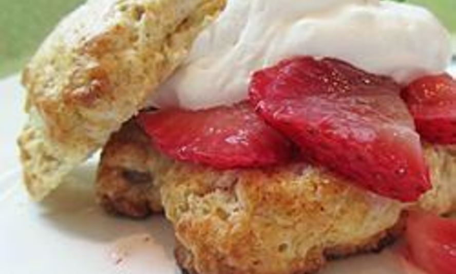 Рецепт рассыпчатых булочек на кефире с клубникой