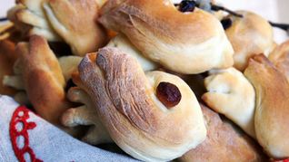 Русские сдобные булочки — жаворонки