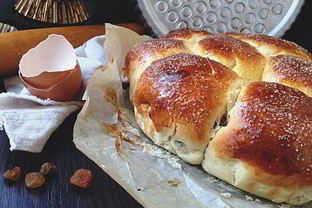 Сдобные булочки с изюмом