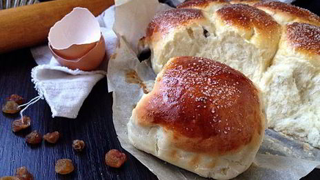 сдобные булочки с изюмом