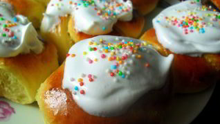 Шафрановые булочки с белковой глазурью