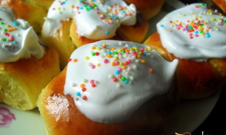 Рецепт шафрановых булочек с белковой глазурью