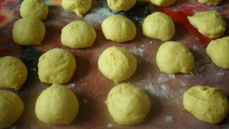 шафрановые булочки с белковой глазурью