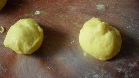 шафрановые булочки с белковой глазурью