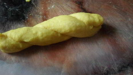 шафрановые булочки с белковой глазурью