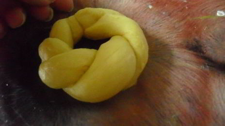 шафрановые булочки с белковой глазурью