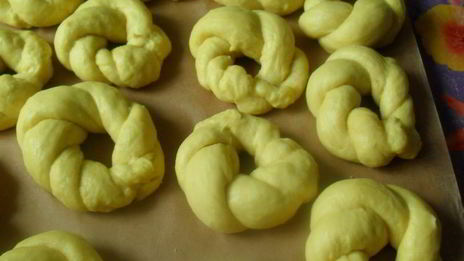 шафрановые булочки с белковой глазурью