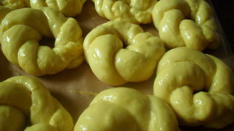 шафрановые булочки с белковой глазурью