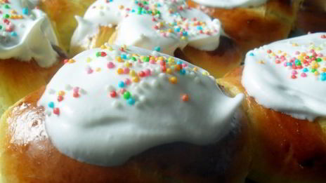 шафрановые булочки с белковой глазурью