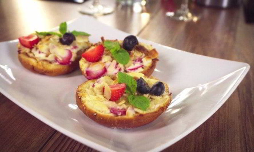 Рецепт сладкой булочки с рикоттой, клубникой, голубикой и мятой