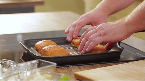 сладкая булочка с рикоттой, клубникой, голубикой и мятой