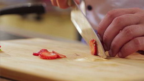 сладкая булочка с рикоттой, клубникой, голубикой и мятой