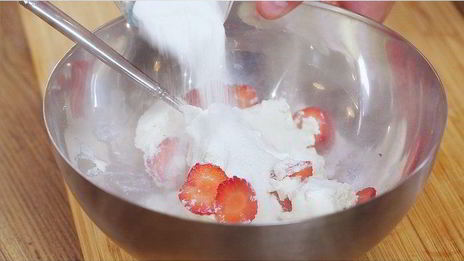 сладкая булочка с рикоттой, клубникой, голубикой и мятой