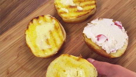 сладкая булочка с рикоттой, клубникой, голубикой и мятой