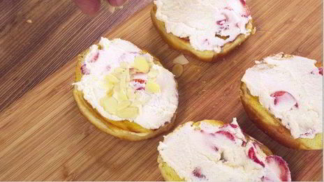 сладкая булочка с рикоттой, клубникой, голубикой и мятой