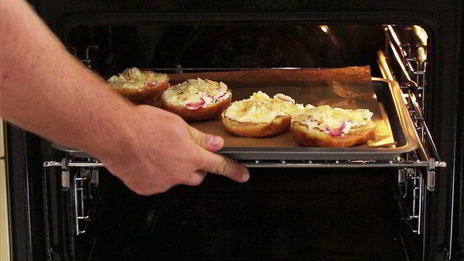 сладкая булочка с рикоттой, клубникой, голубикой и мятой