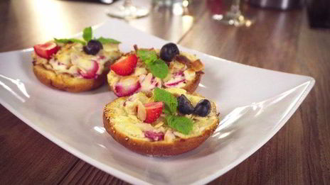 сладкая булочка с рикоттой, клубникой, голубикой и мятой