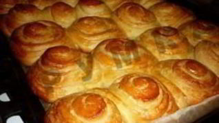 Сладкие булочки из дрожжевого теста на сыворотке