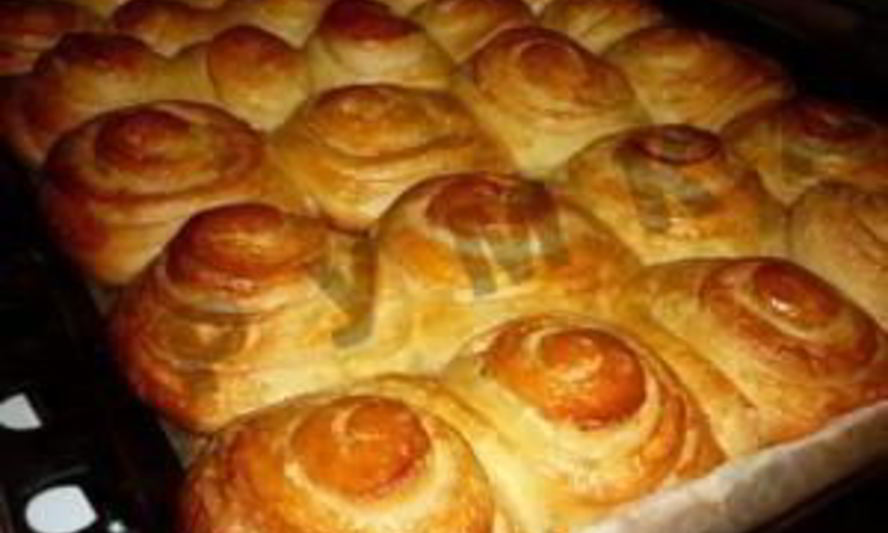 Рецепт сладких булочек из дрожжевого теста на сыворотке