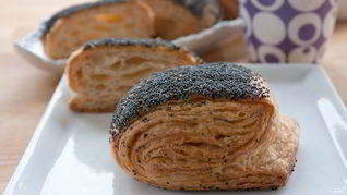 Слоеные булочки с маком