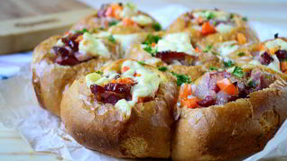 Сырные булочки с яйцом и беконом