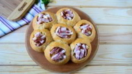 сырные булочки с яйцом и беконом