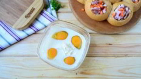 сырные булочки с яйцом и беконом