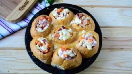 сырные булочки с яйцом и беконом