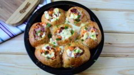 сырные булочки с яйцом и беконом