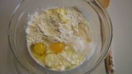 творожные булочки в сметанной заливке