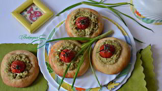 Ватрушки с творогом и помидорами черри