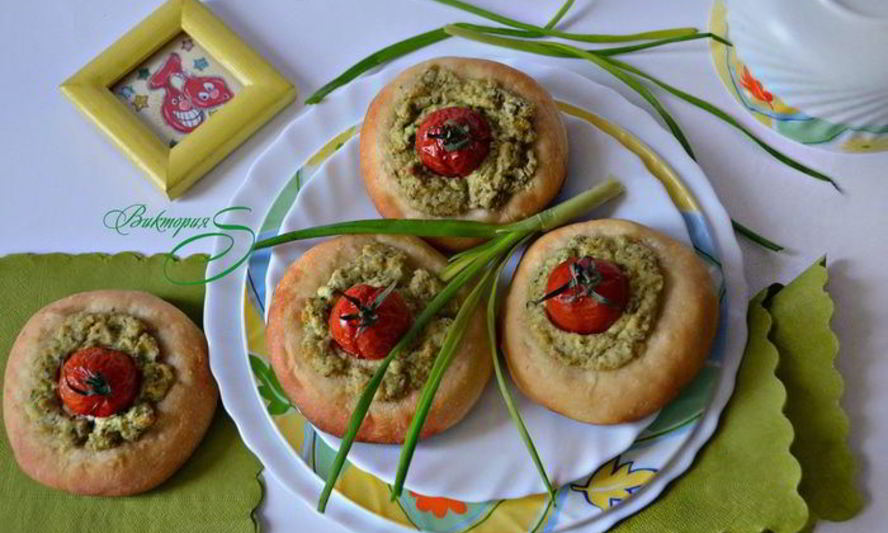 Рецепт ватрушек с творогом и помидорами черри